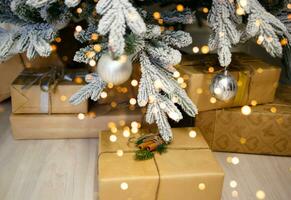 hermosa fiesta artesanía con regalos debajo el Navidad árbol foto