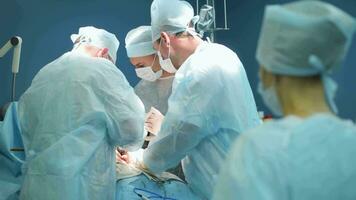 en i hög grad kvalificerad team av kirurger utför en komplex drift till ta bort en pankreas- cysta använder sig av medicinsk instrument video