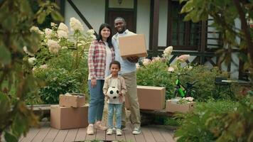 retrato do uma multiétnico família durante uma mover para uma Novo lar. africano pai, caucasiano mãe, filho. video