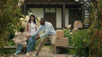 een multi-etnisch familie is spelen terwijl in beweging in een nieuw gekocht huis. Afrikaanse pa, Kaukasisch mama, zoon. video