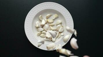 lento movimiento de ajo gotas en un plato video