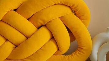 vistoso amarillo almohada en mesa video