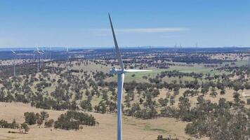 Antenne Aussicht von ein Drohne beim das Saphir Stadt Wind Bauernhof, auf das gwydir Autobahn beim Matherson, nsw, Australien video