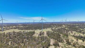 aéreo ver desde un zumbido a el zafiro ciudad viento granja, en el gwydir autopista a materson, nsw, Australia video