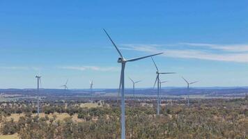 aéreo ver desde un zumbido a el zafiro ciudad viento granja, en el gwydir autopista a materson, nsw, Australia video