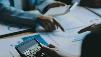 colaboración del equipo de negocios discutiendo el análisis de trabajo con datos financieros y gráficos de informes de crecimiento de marketing en equipo, presentación y lluvia de ideas para la planificación estratégica obteniendo ganancias de la empresa. video