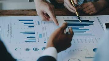 colaboración del equipo de negocios discutiendo el análisis de trabajo con datos financieros y gráficos de informes de crecimiento de marketing en equipo, presentación y lluvia de ideas para la planificación estratégica obteniendo ganancias de la empresa. video