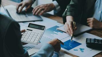 attività commerciale squadra collaborazione discutere Lavorando analizzando con finanziario dati e marketing crescita rapporto grafico nel squadra, presentazione e di brainstorming per strategia pianificazione fabbricazione profitto di azienda. video