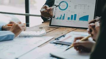 colaboración del equipo de negocios discutiendo el análisis de trabajo con datos financieros y gráficos de informes de crecimiento de marketing en equipo, presentación y lluvia de ideas para la planificación estratégica obteniendo ganancias de la empresa. video