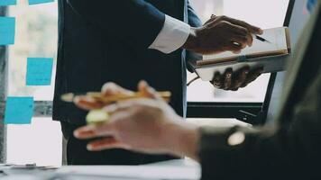 företag team samarbete diskuterar arbetssätt analyserar med finansiell data och marknadsföring tillväxt Rapportera Graf i team, presentation och brainstorming till strategi planera framställning vinst av företag. video