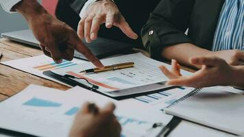 företag team samarbete diskuterar arbetssätt analyserar med finansiell data och marknadsföring tillväxt Rapportera Graf i team, presentation och brainstorming till strategi planera framställning vinst av företag. video