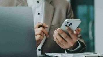 colaboração da equipe de negócios discutindo o trabalho analisando com dados financeiros e gráfico de relatório de crescimento de marketing em equipe, apresentação e brainstorming para planejamento estratégico, lucrando com a empresa. video