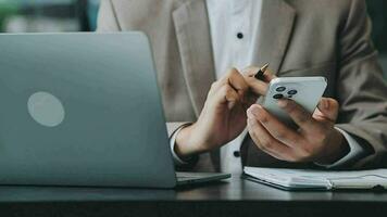 företag team samarbete diskuterar arbetssätt analyserar med finansiell data och marknadsföring tillväxt Rapportera Graf i team, presentation och brainstorming till strategi planera framställning vinst av företag. video