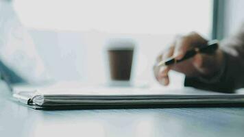 företag team samarbete diskuterar arbetssätt analyserar med finansiell data och marknadsföring tillväxt Rapportera Graf i team, presentation och brainstorming till strategi planera framställning vinst av företag. video