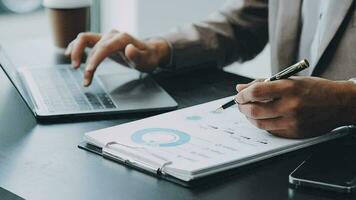 attività commerciale squadra collaborazione discutere Lavorando analizzando con finanziario dati e marketing crescita rapporto grafico nel squadra, presentazione e di brainstorming per strategia pianificazione fabbricazione profitto di azienda. video