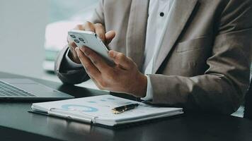 företag team samarbete diskuterar arbetssätt analyserar med finansiell data och marknadsföring tillväxt Rapportera Graf i team, presentation och brainstorming till strategi planera framställning vinst av företag. video