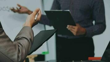 colaboración del equipo de negocios discutiendo el análisis de trabajo con datos financieros y gráficos de informes de crecimiento de marketing en equipo, presentación y lluvia de ideas para la planificación estratégica obteniendo ganancias de la empresa. video