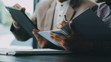 företag team samarbete diskuterar arbetssätt analyserar med finansiell data och marknadsföring tillväxt Rapportera Graf i team, presentation och brainstorming till strategi planera framställning vinst av företag. video