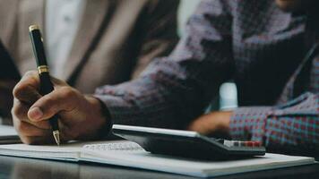 företag team samarbete diskuterar arbetssätt analyserar med finansiell data och marknadsföring tillväxt Rapportera Graf i team, presentation och brainstorming till strategi planera framställning vinst av företag. video