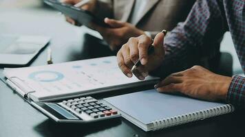 företag team samarbete diskuterar arbetssätt analyserar med finansiell data och marknadsföring tillväxt Rapportera Graf i team, presentation och brainstorming till strategi planera framställning vinst av företag. video