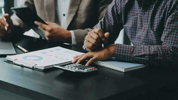 företag team samarbete diskuterar arbetssätt analyserar med finansiell data och marknadsföring tillväxt Rapportera Graf i team, presentation och brainstorming till strategi planera framställning vinst av företag. video