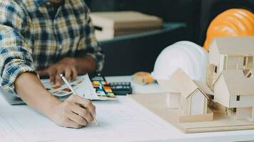 Hausbesitzer und Vorarbeiter Unterzeichnung Vertrag beim Konstruktion Seite? ˅ video