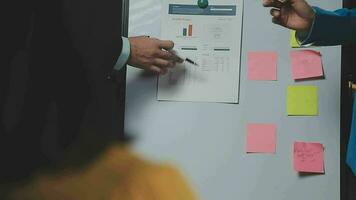 bedrijf team vergadering Cadeau, investeerder collega's overleg en conferentie nieuw strategie plan bedrijf en markt groei Aan financieel document diagram rapport, vergadering en praten. video