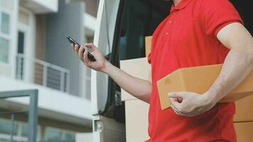 serviço rápido e confiável. alegre jovem entregador dando uma caixa de papelão para jovem em pé na entrada de seu apartamento video