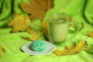 vistoso japonés dulces daifuku o mochi rebanado. dulces cerca arriba en el plato con taza de matcha té foto