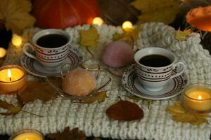 vistoso japonés dulces daifuku o mochi rebanado. dulces cerca arriba en el plato con taza de café foto