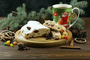 rebanado navidad Stollen con en polvo azúcar y Navidad decoración foto