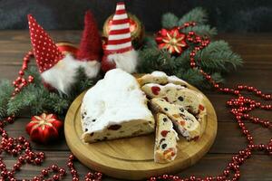 rebanado navidad Stollen con en polvo azúcar y Navidad decoración foto