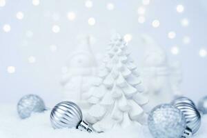 Navidad árbol hecho de yeso y Navidad decoraciones en Nevado antecedentes. nuevo año tarjeta. de cerca. selectivo enfocar. foto