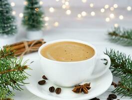 taza de Fresco caliente café con especias en el festivo Navidad mesa. vacaciones. de cerca. selectivo enfocar. foto