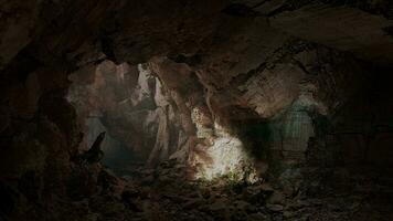 un cueva lleno con rocas y suciedad foto