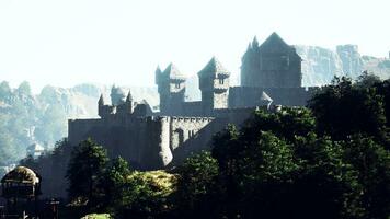 hermosa zumbido ver de el antiguo castillo con parque en el colina foto