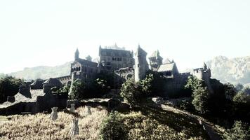 hermosa zumbido ver de el antiguo castillo con parque en el colina foto