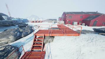 nieve alrededor edificio de polar estación en Antártida foto