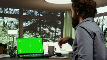 mächtig Tycoon entspannt sich beim seine beeindruckend Villa im ein Wald, suchen beim grüner Bildschirm auf persönlich Computer. global Unternehmen Vorsitzende verbindet auf Laptop mit leer Exemplar, reich Lebensstil. video