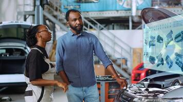 calificado mecánico en reparar tienda utilizando holográfico aumentado realidad a espectáculo mujer defectuoso componentes dentro coche. bipoc garaje empleado utilizando avanzado Arkansas software a proyecto vehículo partes foto