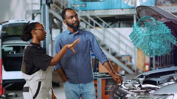 con licencia ingeniero en reparar tienda utilizando holográfico aumentado realidad a espectáculo mujer defectuoso componentes dentro coche. adepto garaje especialista utilizando avanzado Arkansas software a proyecto vehículo partes foto