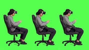 in studio, Aziatisch volwassen geniet telefoon spel met vr hoofddeksel, deelnemen in online rollenspel met mobiel software Aan bril. jong vent gamer genieten van mooi zo tijd met virtueel realiteit. video