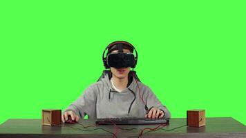 pov de jugador jugando vr videojuegos sentado a puesto de trabajo terminado lleno cuerpo pantalla verde, yendo en línea con personas disfrutando juego de rol juego. joven chico utilizando virtual realidad anteojos, juego de azar. video