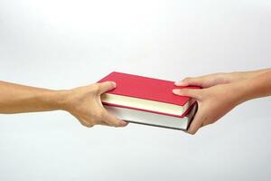 dos personas intercambiando libros o compartiendo libros en blanco antecedentes. intercambiando conocimiento y educación concepto. foto