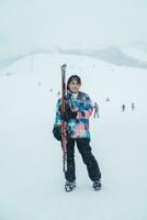 joven mujer jugando esquí en invierno estación. nieve invierno actividad concepto foto