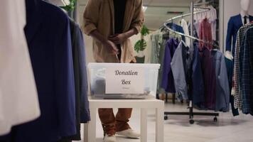 les clients faire un don élégant formel vêtements dans épargne boutique, Faire bien acte. généreuse clients ajouter leur habits dans don boîte pour charitable un événement organisé par sh Vêtements boutique video