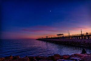 puesta de sol en el paseo marítimo en alicante foto