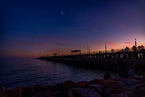 puesta de sol en el paseo marítimo en alicante foto