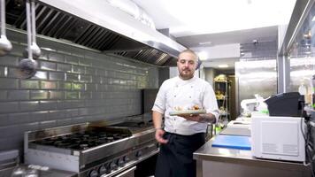 cuisinier prend une assiette avec nourriture et livre il à le clients video