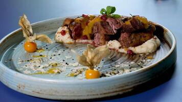 Zoom dans sur bien à manger assiette avec en purée patates et grillé canard Sein Viande video